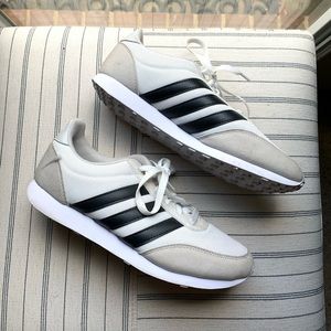 Adidas tennis shoes size 81/2